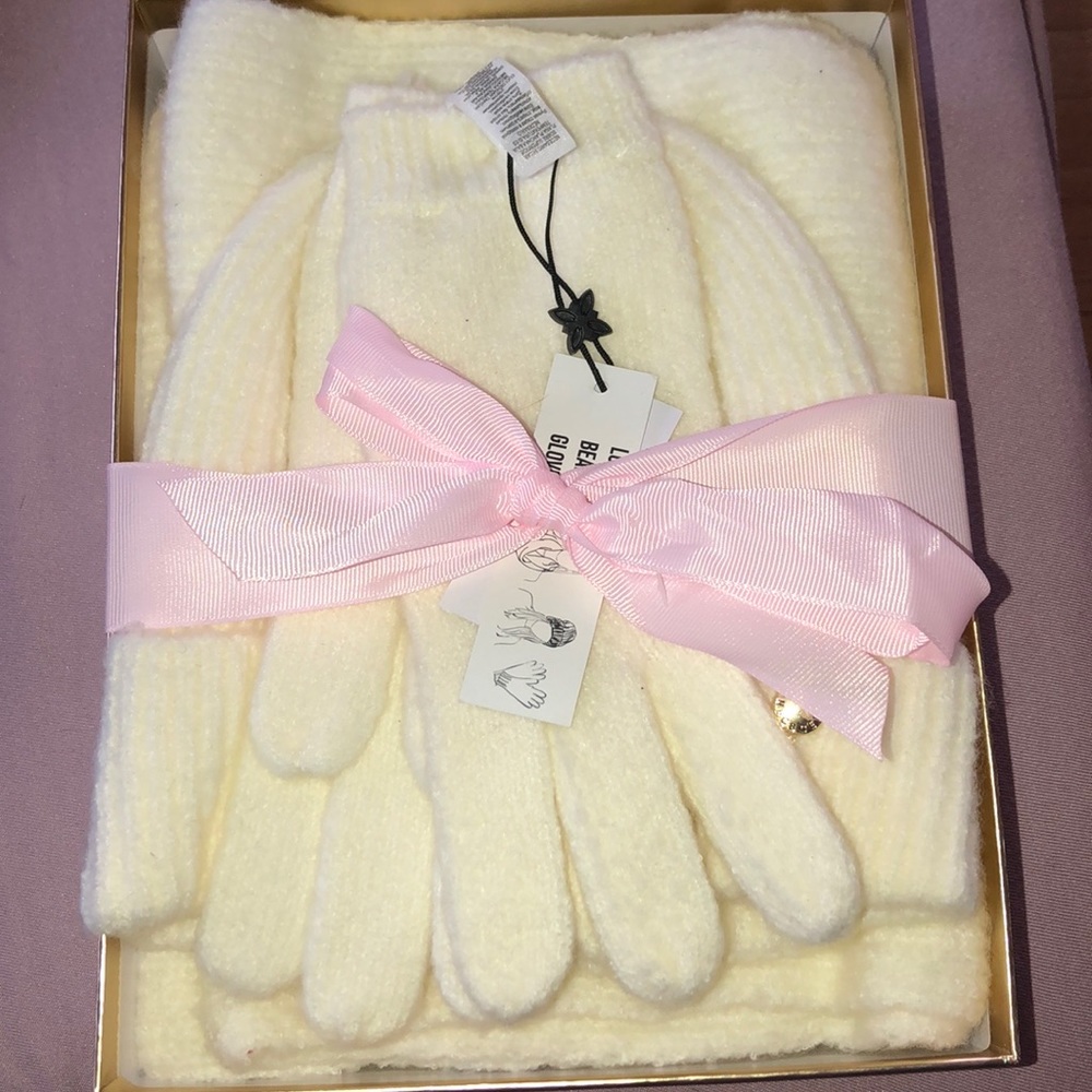 BRAND NEW BCBG Hat, Gloves, Scarf SET